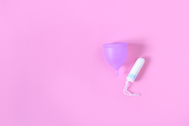 Concepto de menstruación de días críticos La opción alternativa es una copa menstrual o toallas sanitarias y tampones