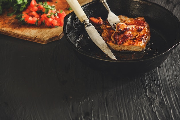 concepto de menú de carne de cerdo en el hueso frito (barbacoa). antecedentes