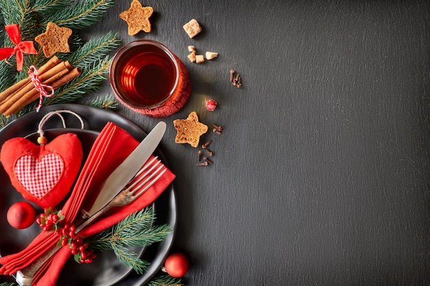 Foto concepto de menú de navidad en pizarra de piedra oscura, espacio de texto