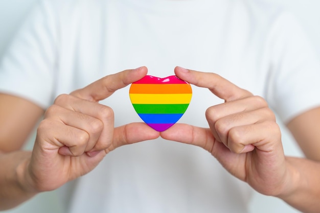Concepto del mes del orgullo LGBT o LGBTQ o LGBTQIA con forma de corazón de arco iris para lesbianas gays bisexuales transexuales queer intersexuales asexuales no binarios dos espíritus pansexuales y demisexuales