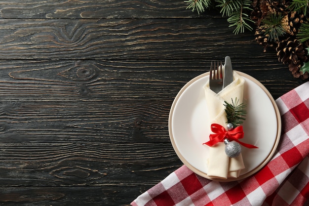 Concepto de mesa de año nuevo con ramas de abeto en madera