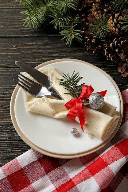 Concepto de mesa de año nuevo con ramas de abeto en madera