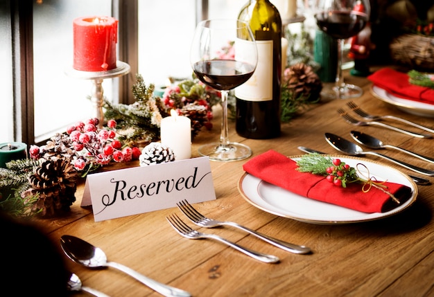 Concepto de mesa de cena familiar de Navidad