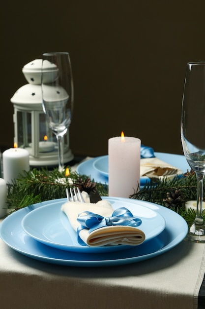 Concepto de mesa romántica de año nuevo con velas