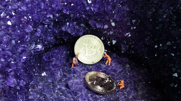 Foto concepto de minería de criptomonedas concepto de criptomoneda con mineros y monedas que trabajan en la mina de bitcoin pit mining