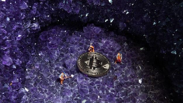 Foto concepto de minería de criptomonedas concepto de criptomoneda con mineros y monedas trabajando en la mina de bitcoin