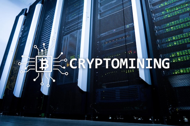 Concepto de minería de criptomonedas en el fondo de la sala de servidores