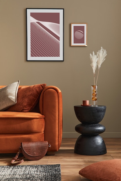 Concepto minimalista del interior elegante de la sala de estar con sofá de mineral de terciopelo de diseño, marco, taburete, almohada, decoración y accesorios elegantes en la decoración del hogar moderno.