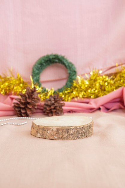 Concepto minimalista de Navidad y año nuevo. La composición muestra el producto. exhibiendo productos en madera con adornos navideños y de año nuevo