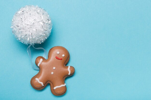 Concepto mínimo de navidad, hombre de jengibre y perla blanca para decorar árboles de navidad