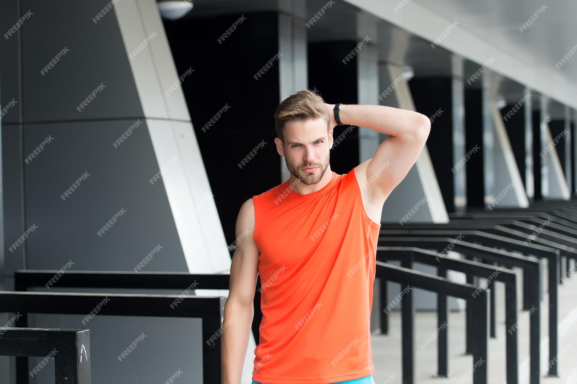 Concepto de deportiva chico barbudo atractivo se por la apariencia hombre con barba o chico sin afeitar en ropa deportiva elegante hombre cerdas en la cara seria en