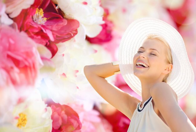 concepto de moda, felicidad y estilo de vida - hermosa mujer con sombrero disfrutando del verano al aire libre