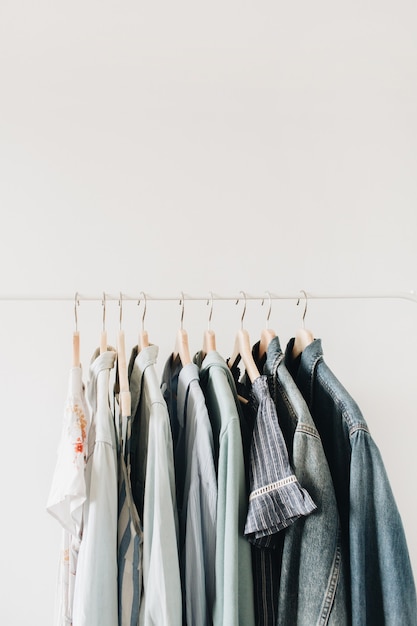 Foto concepto de moda mínima. ropa femenina en percha en blanco