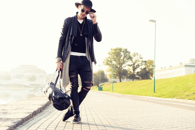 Concepto de moda, ropa y personas - hombre guapo con estilo en traje de moda con gafas de sol