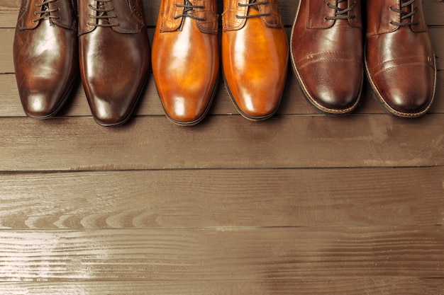 Concepto de moda con zapatos masculinos en madera.