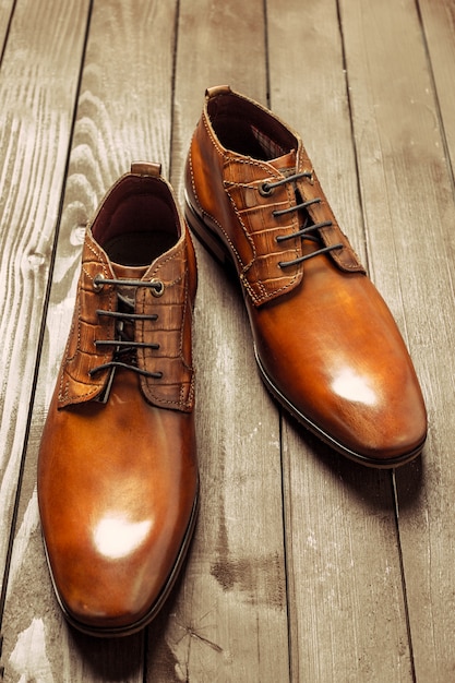 Concepto de moda con zapatos masculinos en superficie de madera