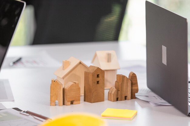 Concepto de modelo de casa edificio inversión residencial, venta compra inmobiliaria