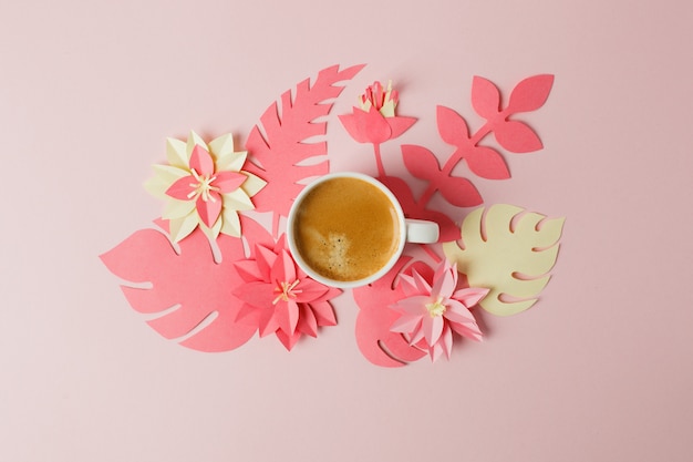 Concepto moderno de desayuno romántico por la mañana: taza de café, café espresso y origami, papercraft, flores