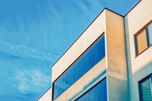 Concepto moderno de edificio de oficinas de negocios corporativos. Y copie el espacio. Cielo azul