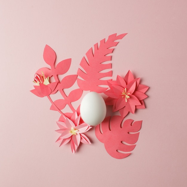 Concepto moderno de pascua - huevo blanco y papaercraft origami flores