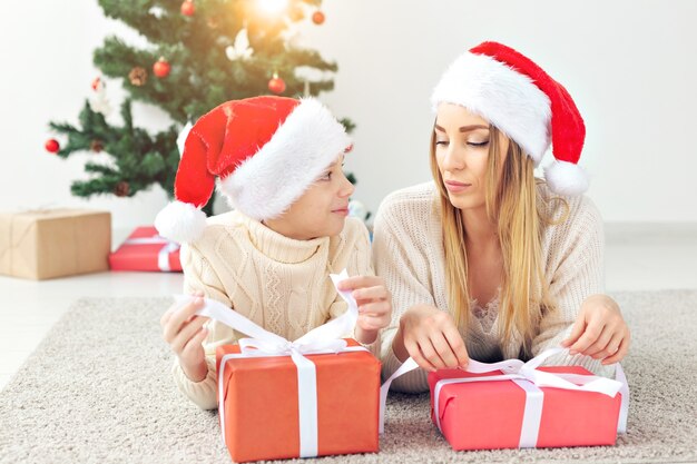 Concepto monoparental y vacaciones - Retrato de madre celebrando la Navidad en casa en la víspera de Navidad.