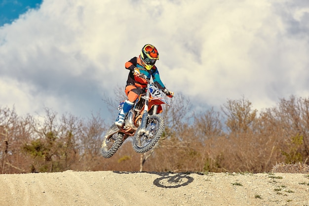 Concepto de motocross, un motociclista sale de la carretera haciendo esquí extremo. En pos de la adrinalina, concepto deportivo. Deporte peligroso.