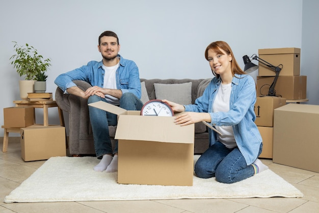 Concepto de mudanza con una pareja joven feliz