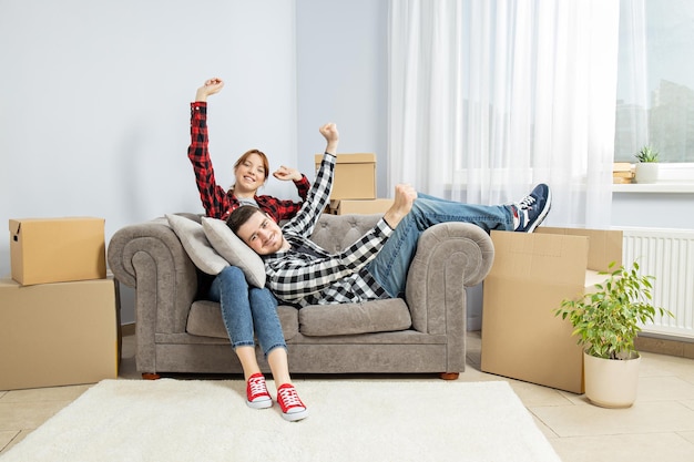 Concepto de mudanza con una pareja joven feliz