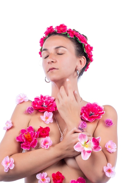 Concepto de mujer desnuda cubierta de flores de una manera elegante