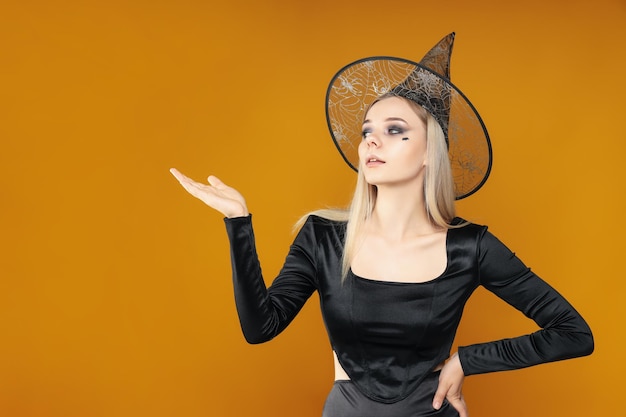 Concepto de mujer joven de Halloween sobre fondo amarillo