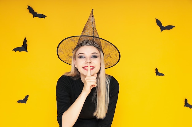 Concepto de mujer joven de Halloween sobre fondo amarillo