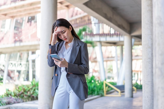 Concepto de mujer trabajadora una joven empresaria fatigada después de hacer una carga de trabajo