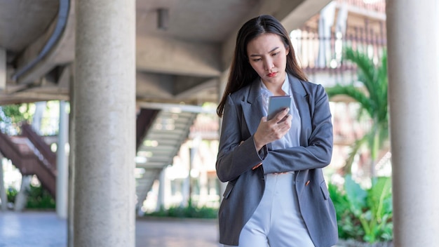 Concepto de mujer trabajadora una joven empresaria fatigada después de hacer una gran cantidad de trabajo y pasar demasiado tiempo en dispositivos electrónicos.