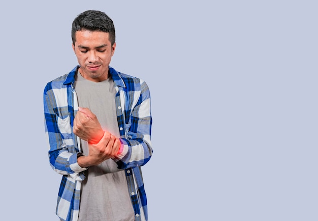 Foto concepto de muñeca de artritis personas con dolor de muñeca hombre con artritis frotando concepto de hombre con dolor en las manos persona con dolor de muñeca