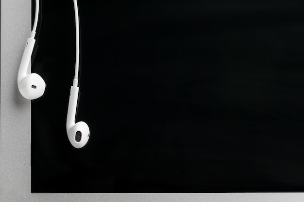 Foto concepto de música - auriculares sobre laptop