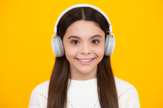 Concepto de música infantil Niña adolescente baila al ritmo de la melodía escucha la canción en los auriculares Niño escuchando música a través de los auriculares