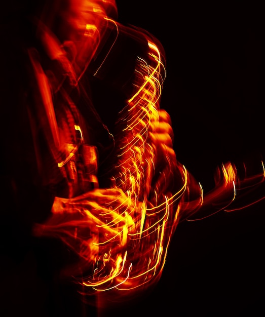 Concepto de música jazz. Movimiento abstracto imagen borrosa del saxofonista actuando en el escenario. El saxofonista se está volviendo loco.