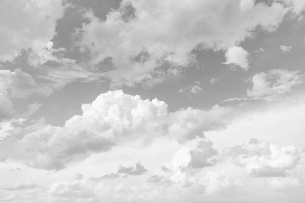 Foto concepto de naturaleza de día soleado fondo de cielo de nubes clima nublado nubes blancas en el fondo del cielo cielo azul soleado con nubes blancas