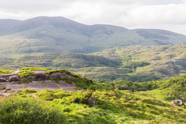 concepto de naturaleza y paisaje - vista a las colinas del Parque Nacional de Killarney en Irlanda
