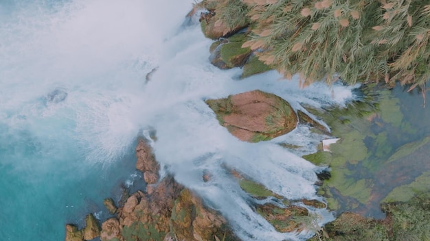 Concepto de naturaleza Vida silvestre Agua turquesa Una cascada rápida fluye desde un acantilado Vista superior Vista aérea de drones