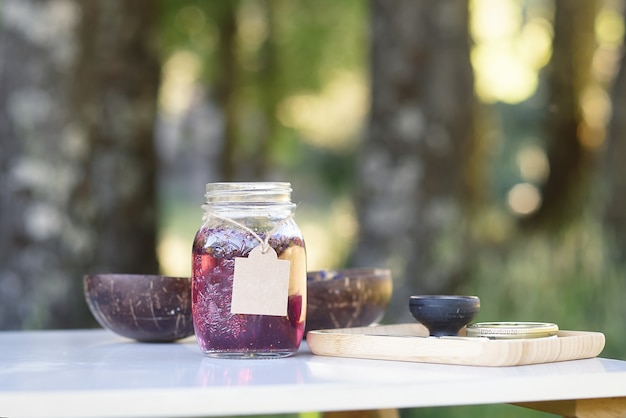 Concepto de naturopatía con frasco de vidrio y aceites esenciales con flores.