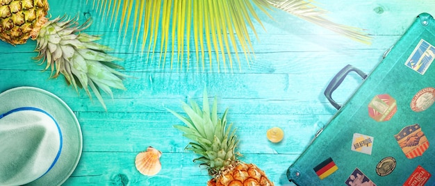 Foto concepto náutico con conchas de sombrero de playa de hoja de palma y piña