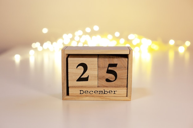 Concepto de Navidad 25 de diciembre bloques de calendario de madera sobre fondo blanco aislado espacio de copia