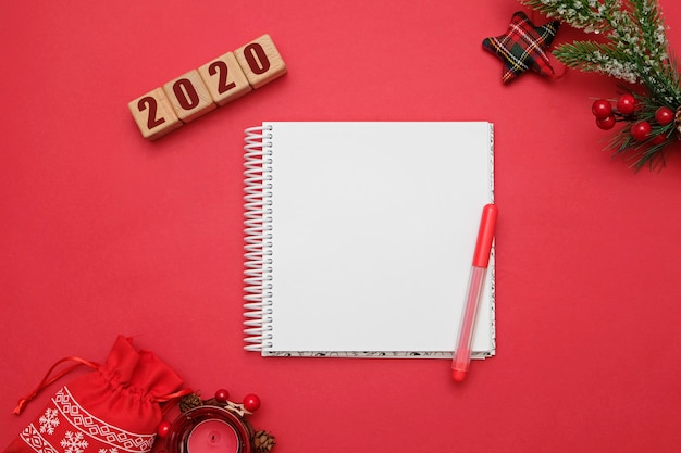Concepto de Navidad y año nuevo 2020, cubos de madera y decoraciones en rojo