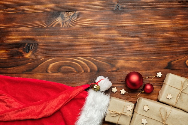 Concepto de Navidad y año nuevo sobre fondo de madera