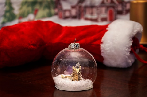 Concepto de navidad con calcetín de navidad y adorno de globo de nieve