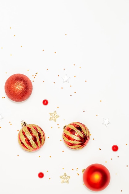 Concepto de Navidad Composición de decoraciones navideñas festivas con estrellas y bolas de purpurina roja