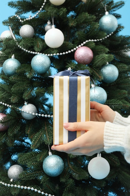 Concepto de Navidad y Feliz Año Nuevo manos femeninas con caja de regalo