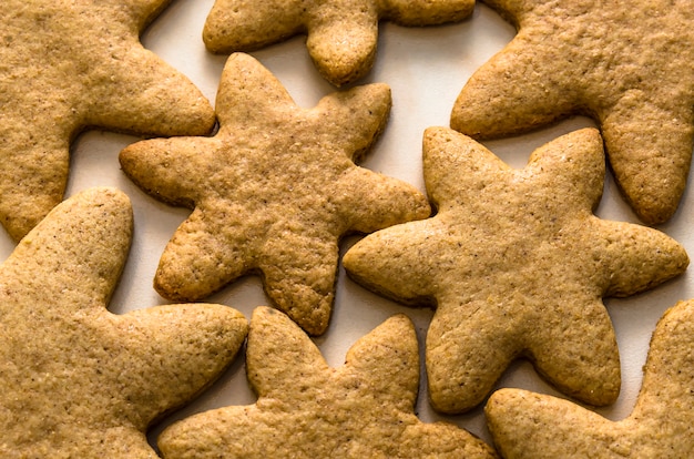 Concepto de Navidad con galletas caseras en la cocina.