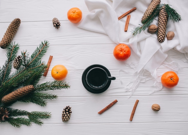 concepto de Navidad. juguetes y regalos en el fondo de madera